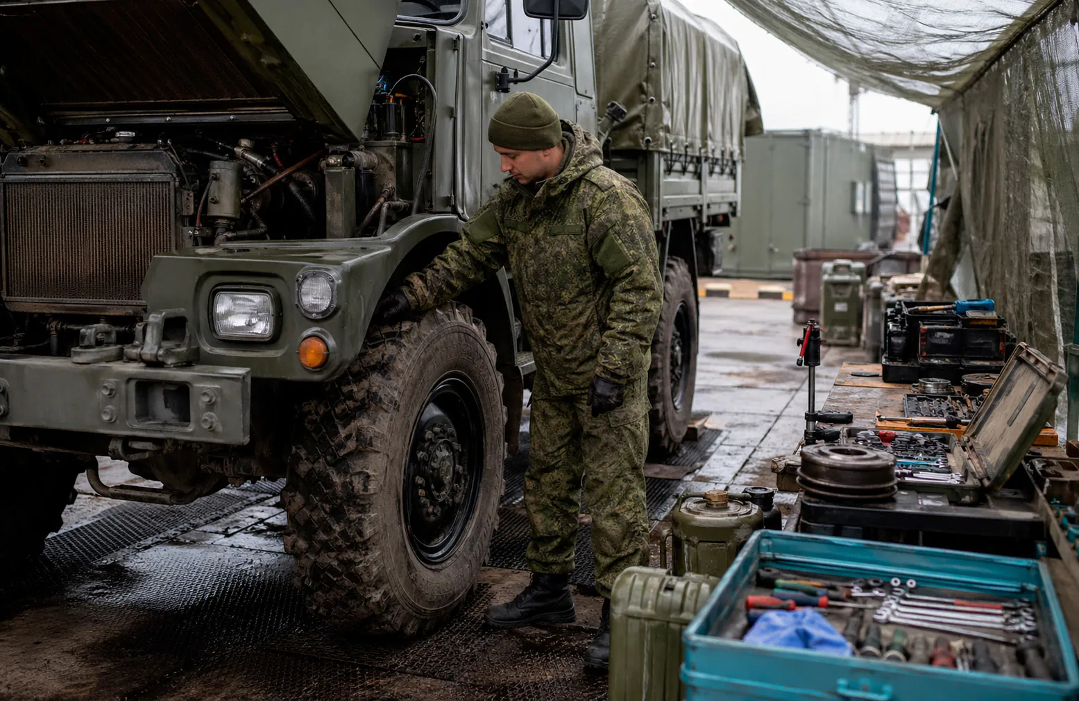 Механик-водитель на СВО по контракту проверяет военную технику