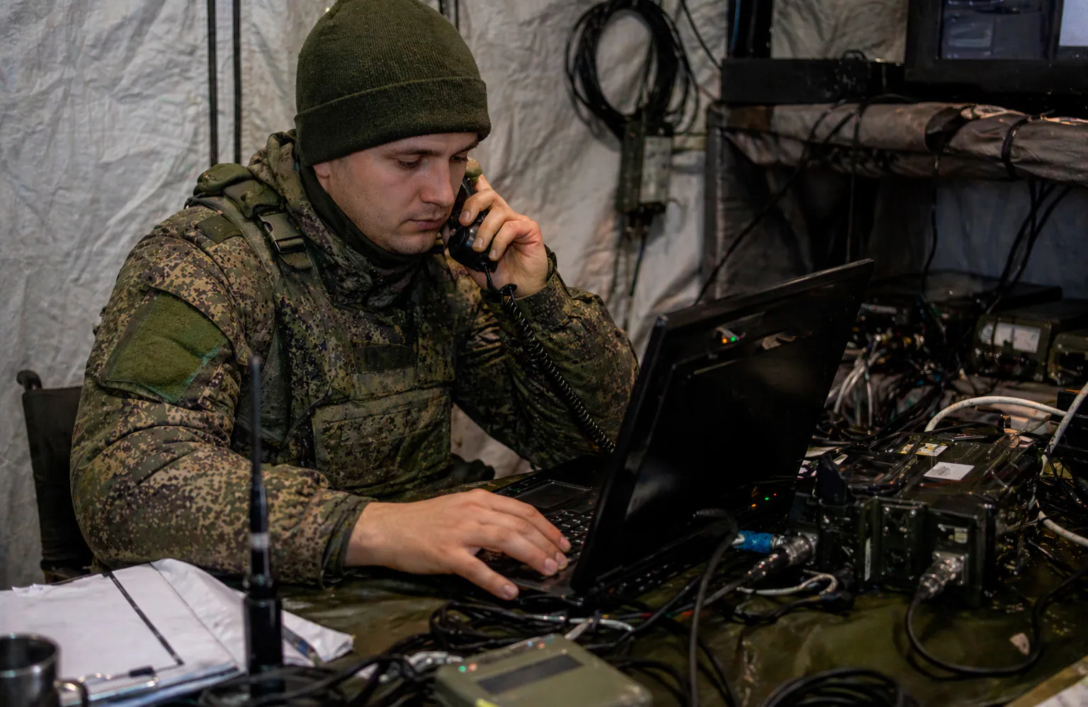 Техник связи на СВО по контракту настраивает оборудование связи и радиостанцию